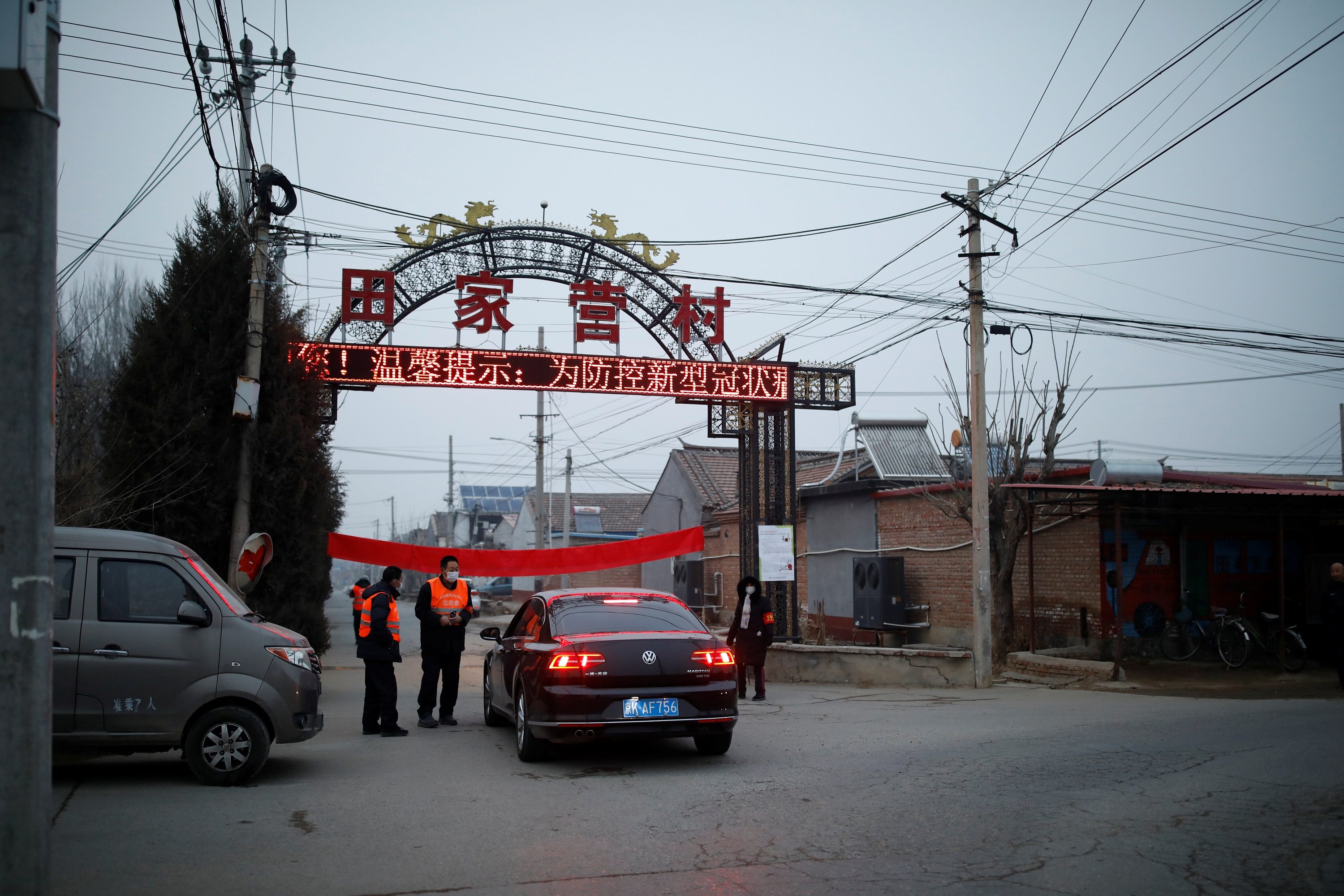 “لا يسمح بدخول الغرباء”.. قرى صينية تعزل نفسها عن العالم بجدران من الطوب لمواجهة فيروس ووهان