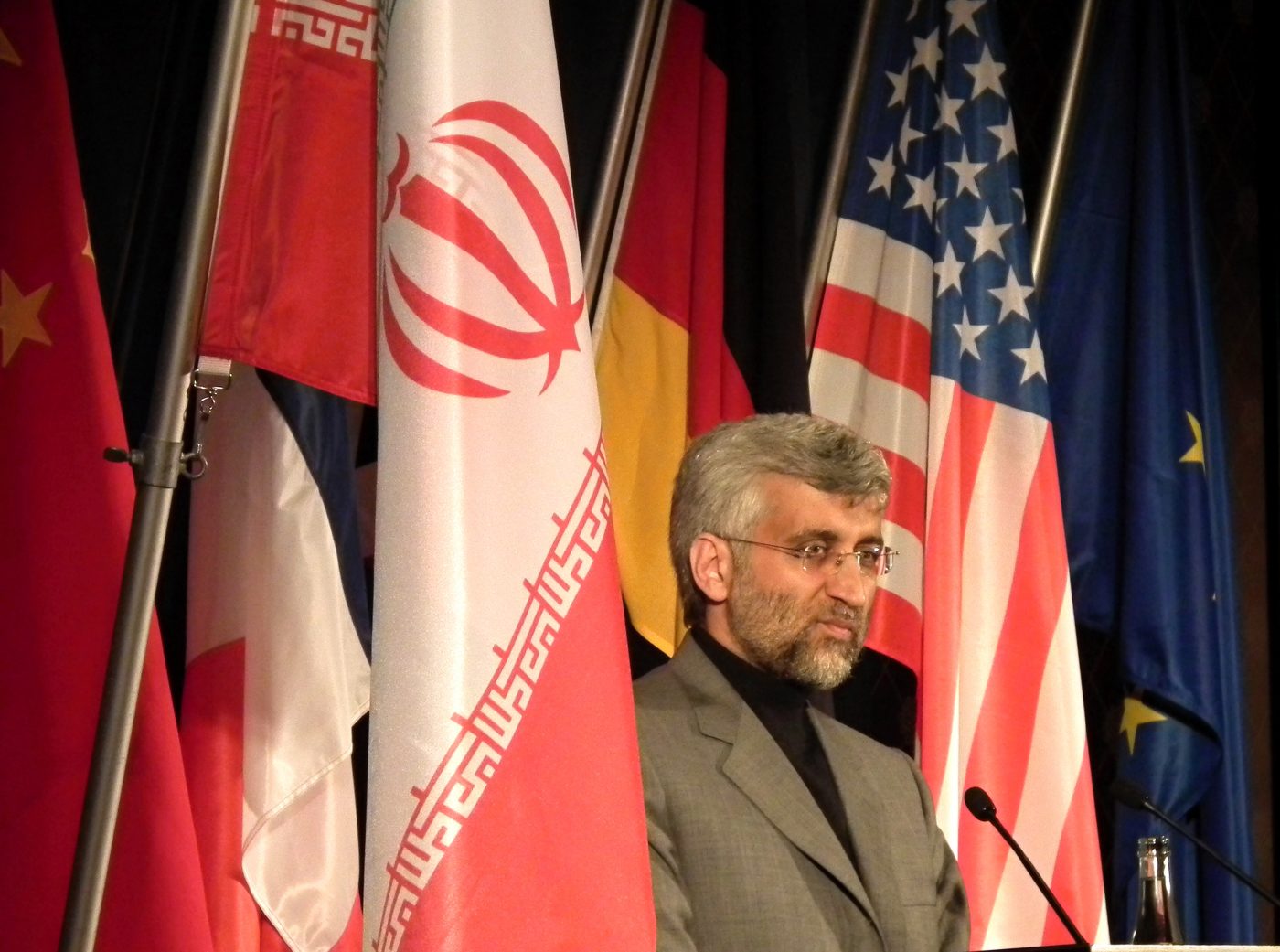 ممثل خامنئي ينشر صورة علَم إيران على غرار تغريدة ترامب الشهيرة.. لكن التفاعل لم يكن نفسه، ولا نتائج الهجوم