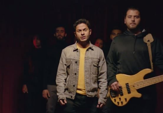 مغني «إنت أي كلام» يرد على الانتقادات حول أغنيته الجديدة.. لكن ماذا تعني «سالمونيلا»؟