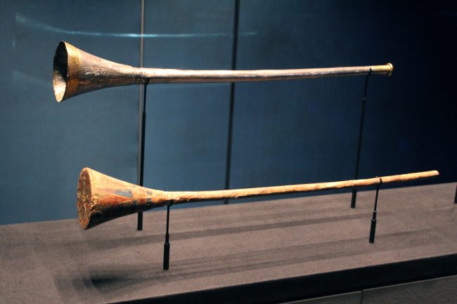 أقدمها يصل عمره إلى 43 ألف عام وأخرى تجلب لعنة الحرب! هذه أقدم آلات موسيقية في العالم