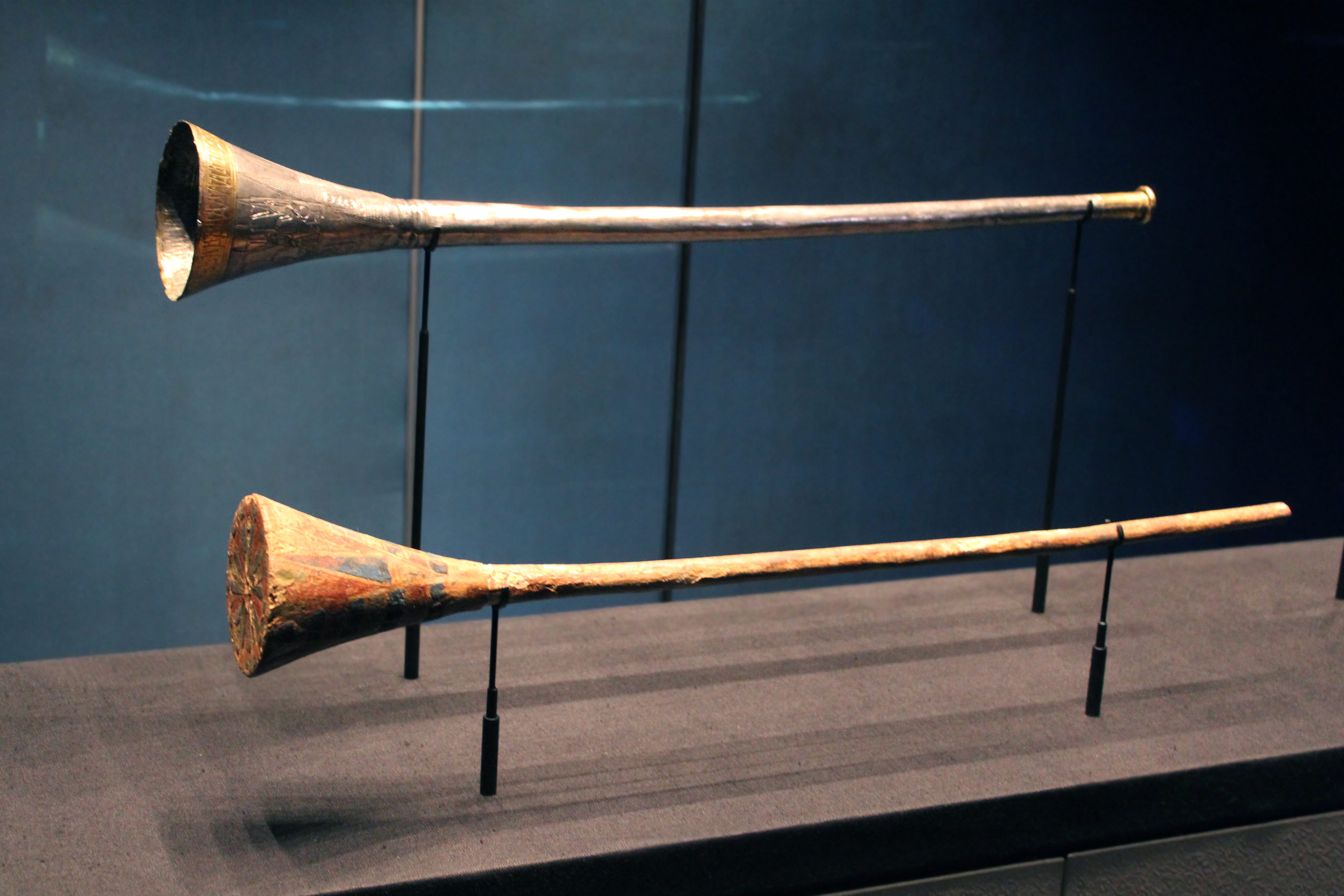 أقدمها يصل عمره إلى 43 ألف عام وأخرى تجلب لعنة الحرب! هذه أقدم آلات موسيقية في العالم