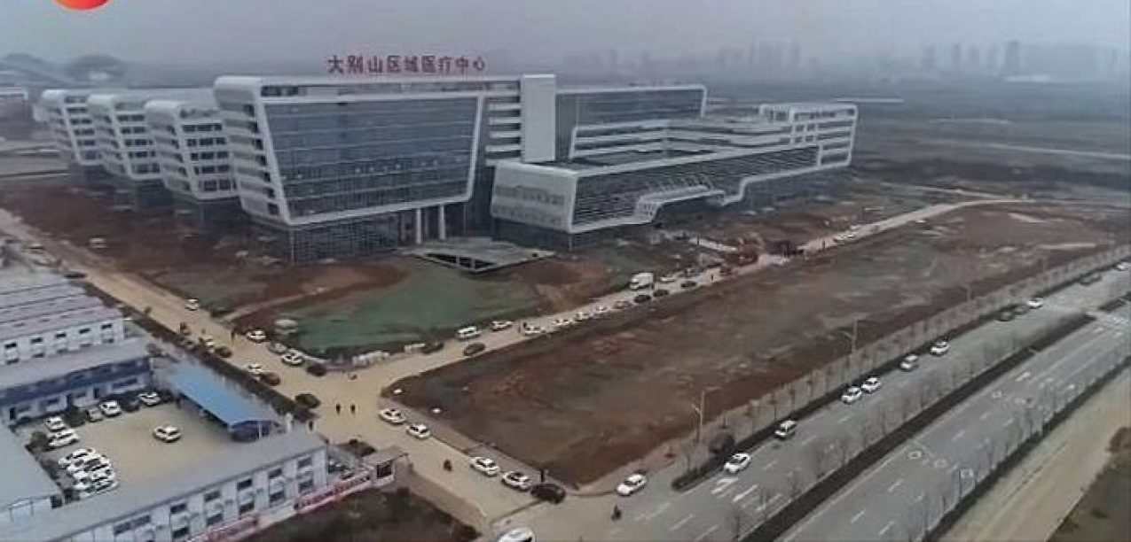 افتتاح أول مشفى صيني لعلاج فيروس كورونا، عاملون جهزوه خلال يومين فقط!