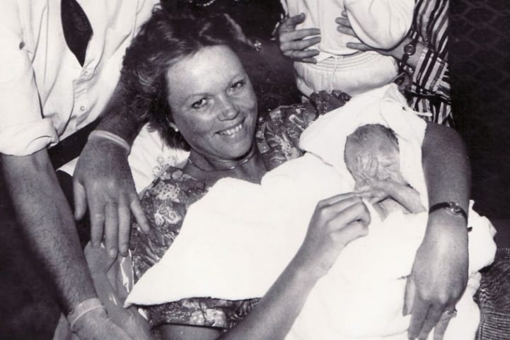 في عام 1990 ، أنجبت ديبي أوين على متن شركة الخطوط الجوية البريطانية من غانا إلى المملكة المتحدة/ CNN
