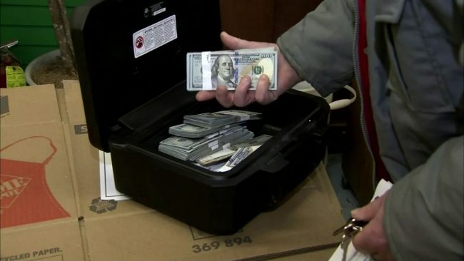 كانت غير مريحة، فتحها فوجد مفاجأة.. أمريكي يعثر على 43 ألف دولار داخل أريكة مستعملة