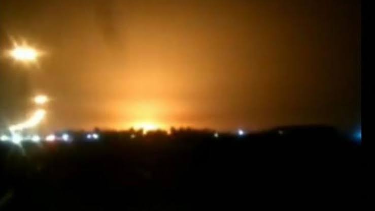 فيديو يُظهر لحظة السقوط والانفجار الكبير للطائرة الأوكرانية في إيران، أصبح لون السماء برتقالياً