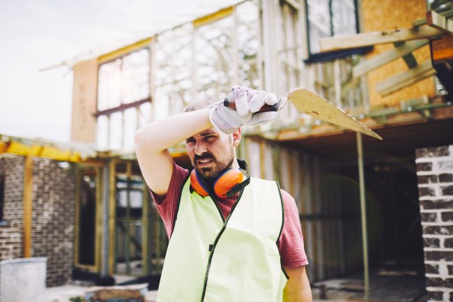 يمكن أن يضر بالصحة ويُتلف القلب فعلياً.. تأثير الإرهاق الشديد على القلب