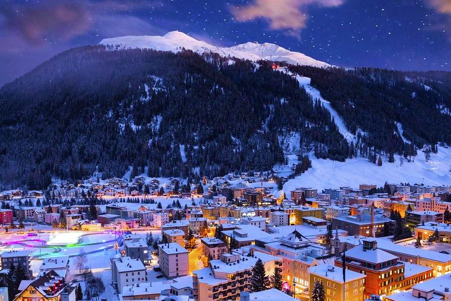 كيف تحولت دافوس من منتجع سياحي للتزلّج، إلى مدينة تضم كل عام اجتماع أباطرة المال والسياسة؟