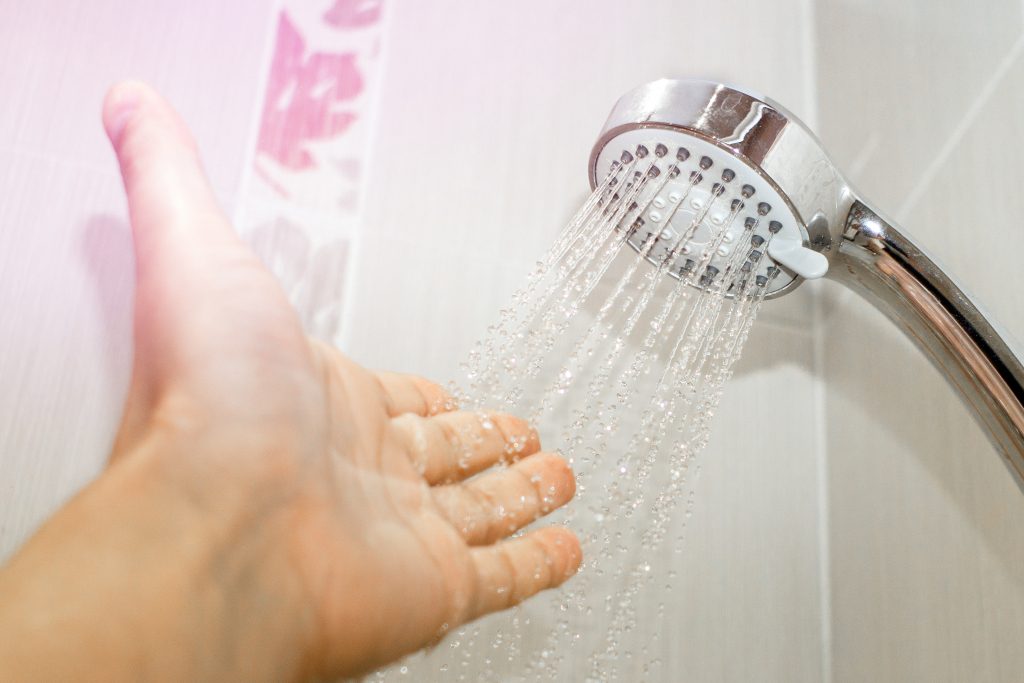 تنظيف رأس الدوش