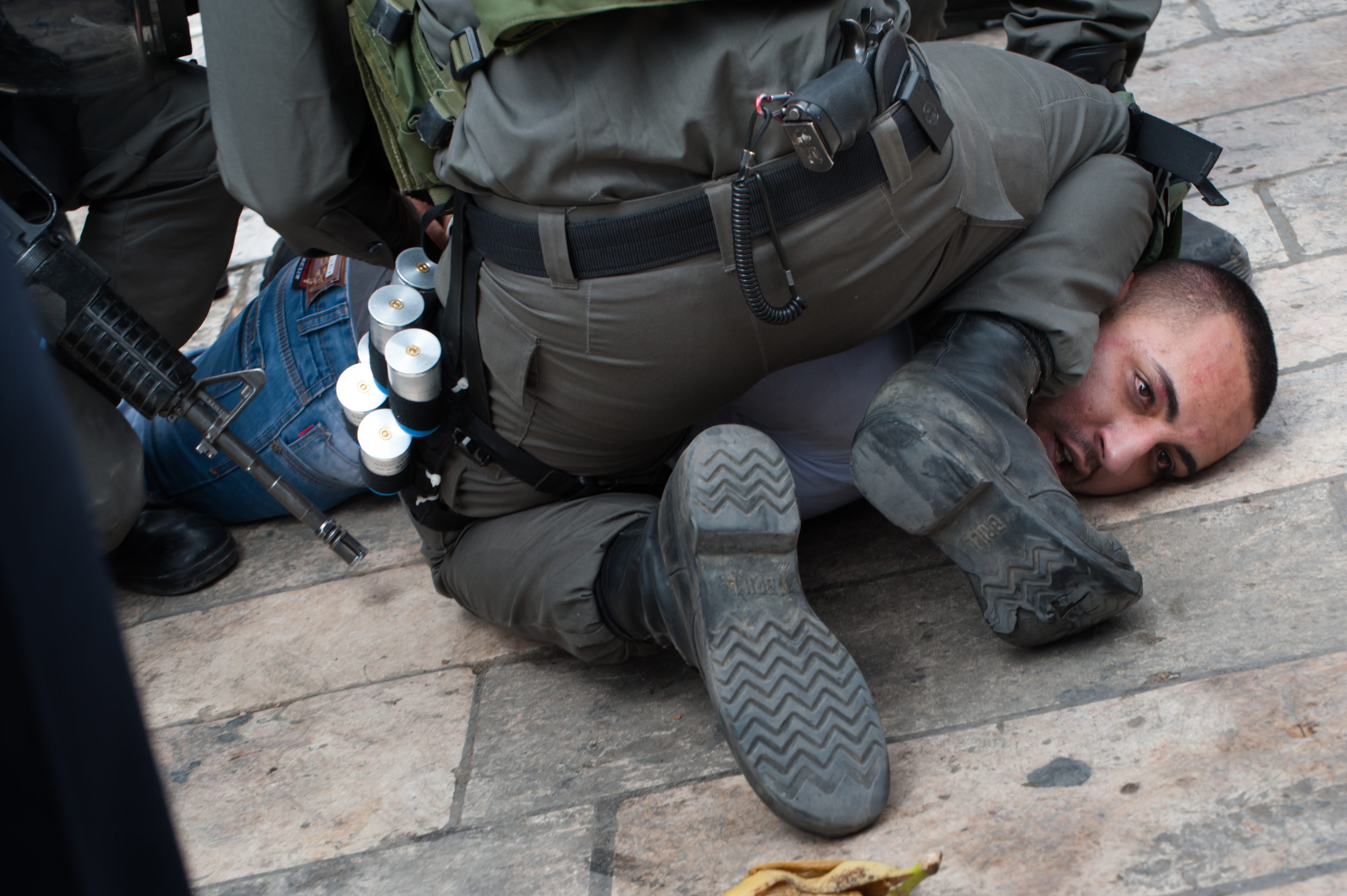 الصورة أرشيفية لمتظاهر فلسطيني اعتقل أثناء فعالية بمناسبة ذكرى النكبة