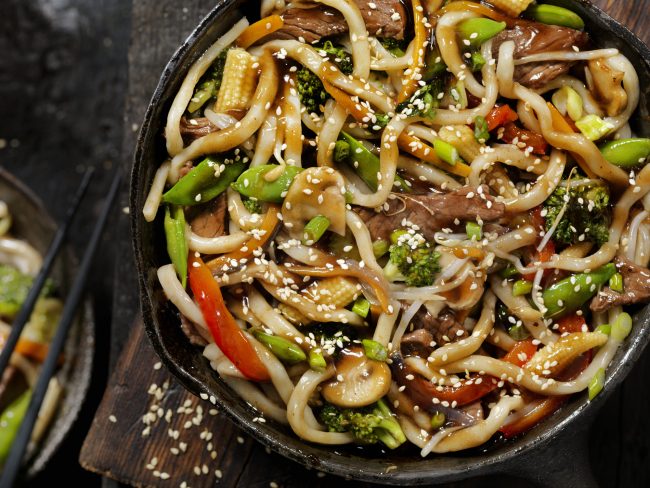 ساخنة وشهيّة وسهلة التحضير.. النودلز بالخضراوات على الطريقة الصينيّة