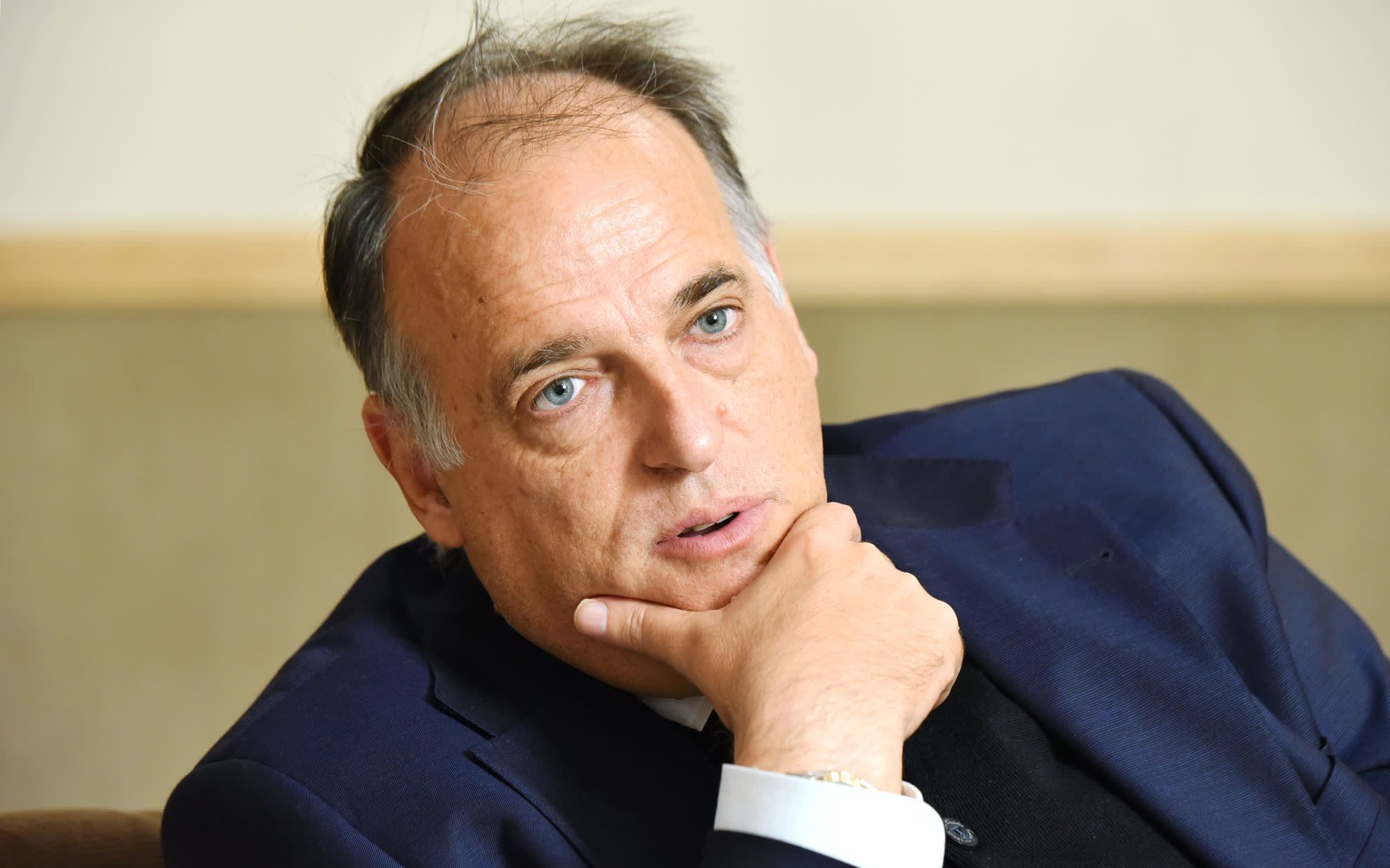 رئيس رابطة الدوري الإسباني ينتقد الفيفا والأندية الغنية باعتبارها “خطراً” على كرة القدم