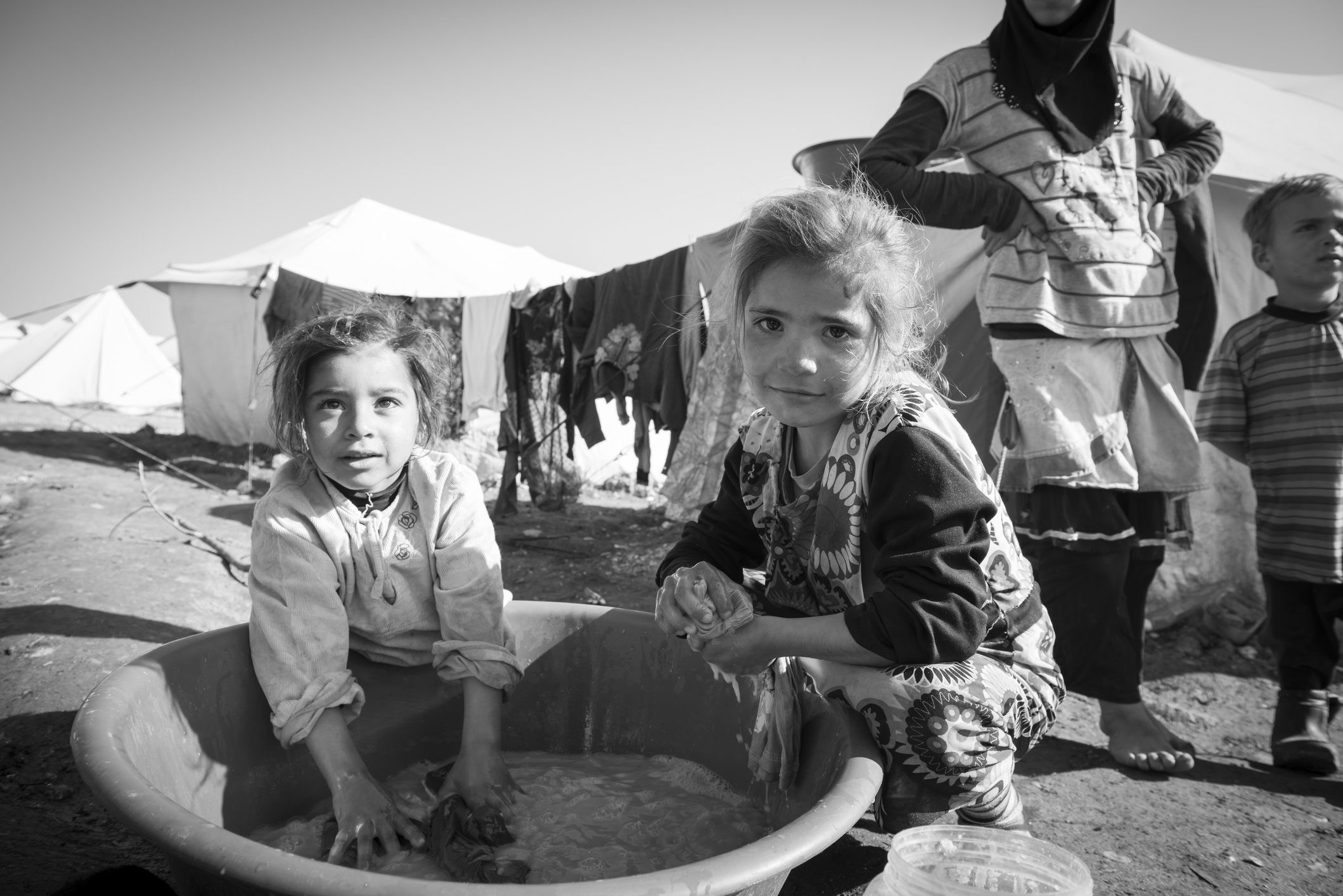 يحرقون الأكياس والنعال القديمة للتدفئة ويأكلون نوى الزيتون.. عن أبشع معاناة إنسانية رأيتها