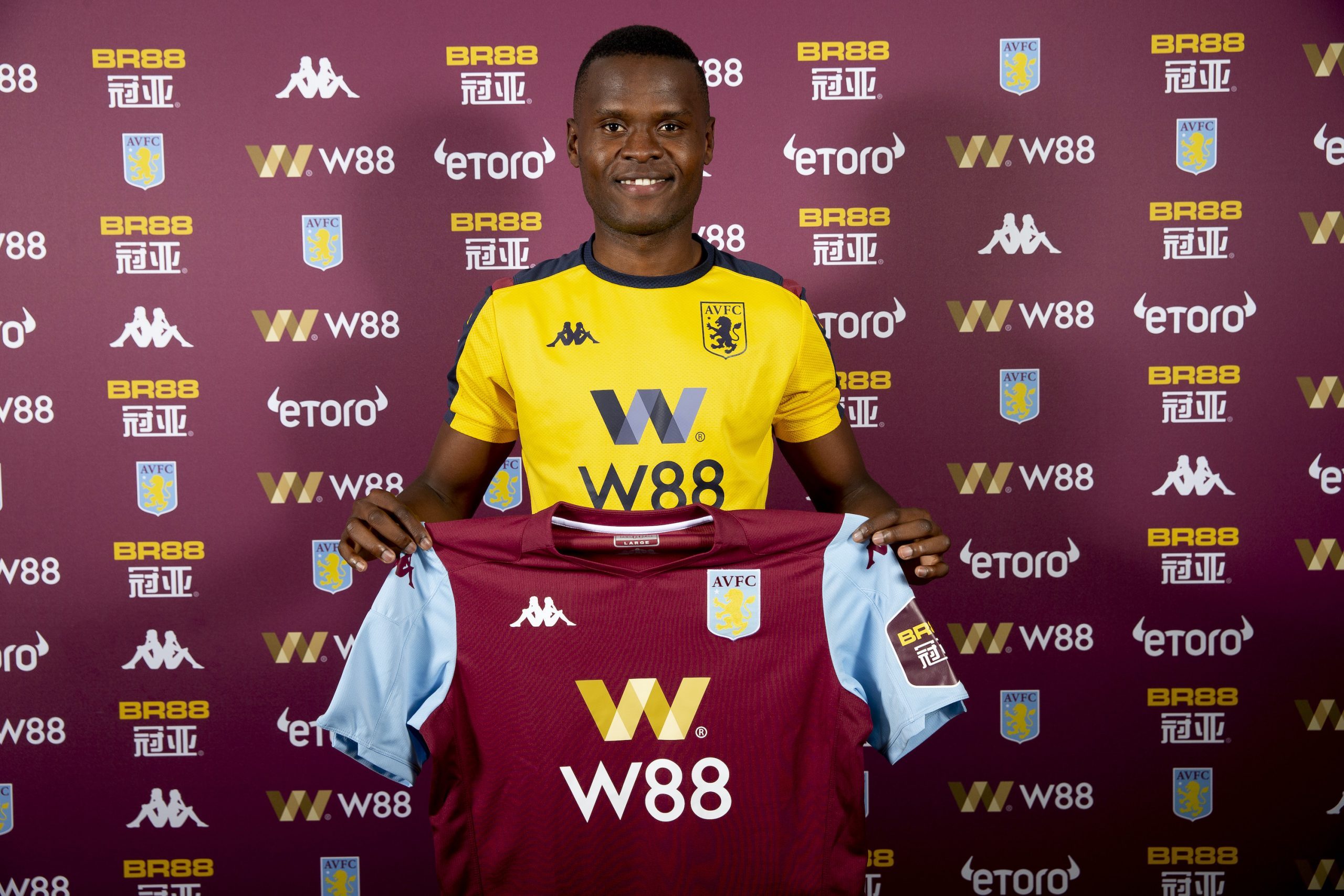 الزمالك رفض التعاقد معه.. ضم التنزاني ساماتا لأستون فيلا يفجّر الفرح في شرق إفريقيا