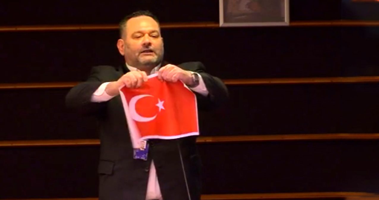 أنقرة غاضبة لتمزيق يوناني العلم التركي في البرلمان الأوروبي