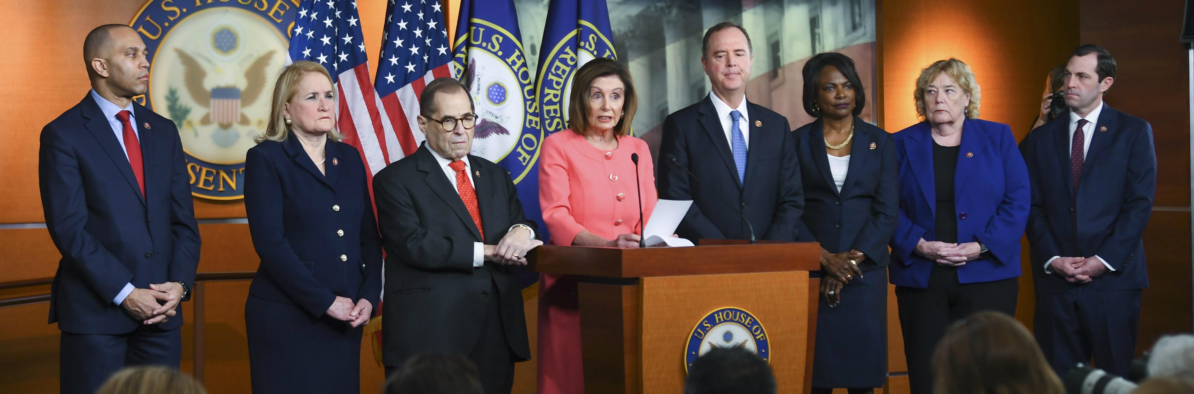 هؤلاء السبعة في «مهمة عزل ترامب».. 4 لديهم خبرة قاعة المحكمة و3 من الأقليات