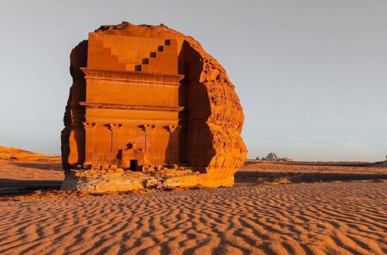 من القبور المسكونة لإجبار التماثيل على ارتداء العباءات.. هل تكرر العلا السعودية التجربة الصينية التي أحرجت الغرب؟