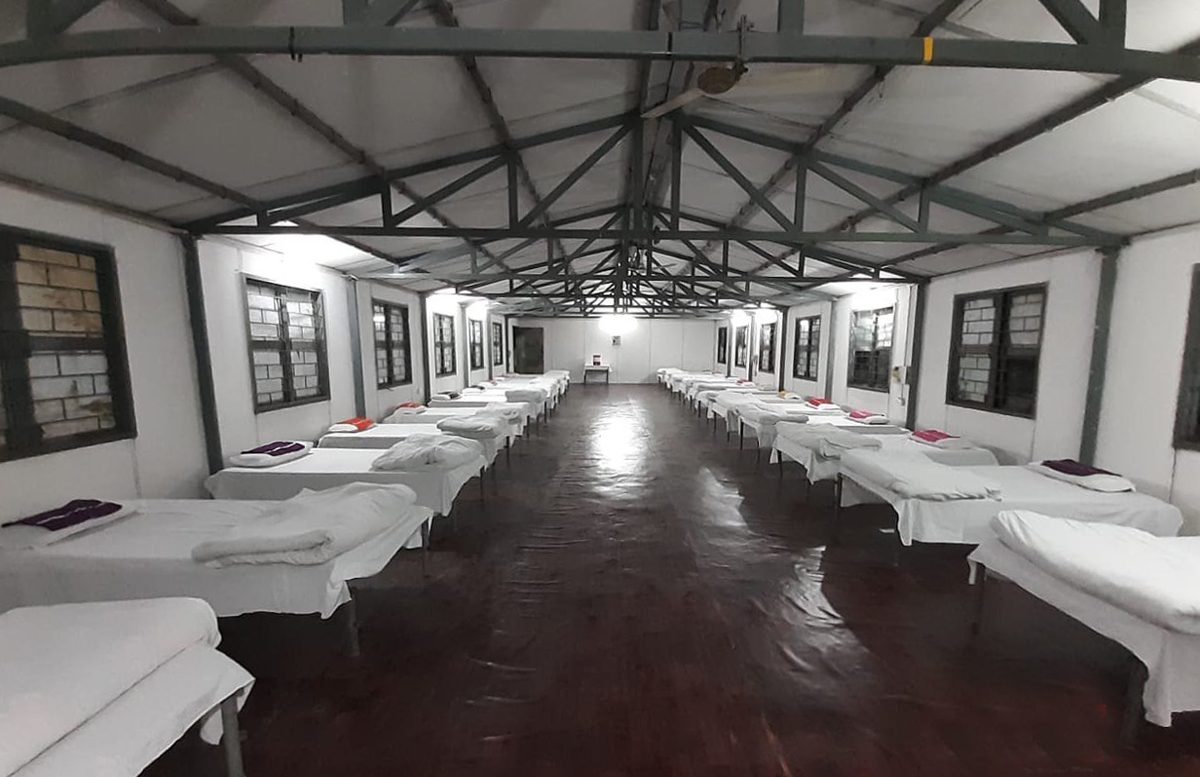 من داخل “سجون” الحجر الصحي.. كيف يعيش المصابون بكورونا عزلتهم الإجبارية، وهل تنقذهم هواتفهم من الوحدة؟