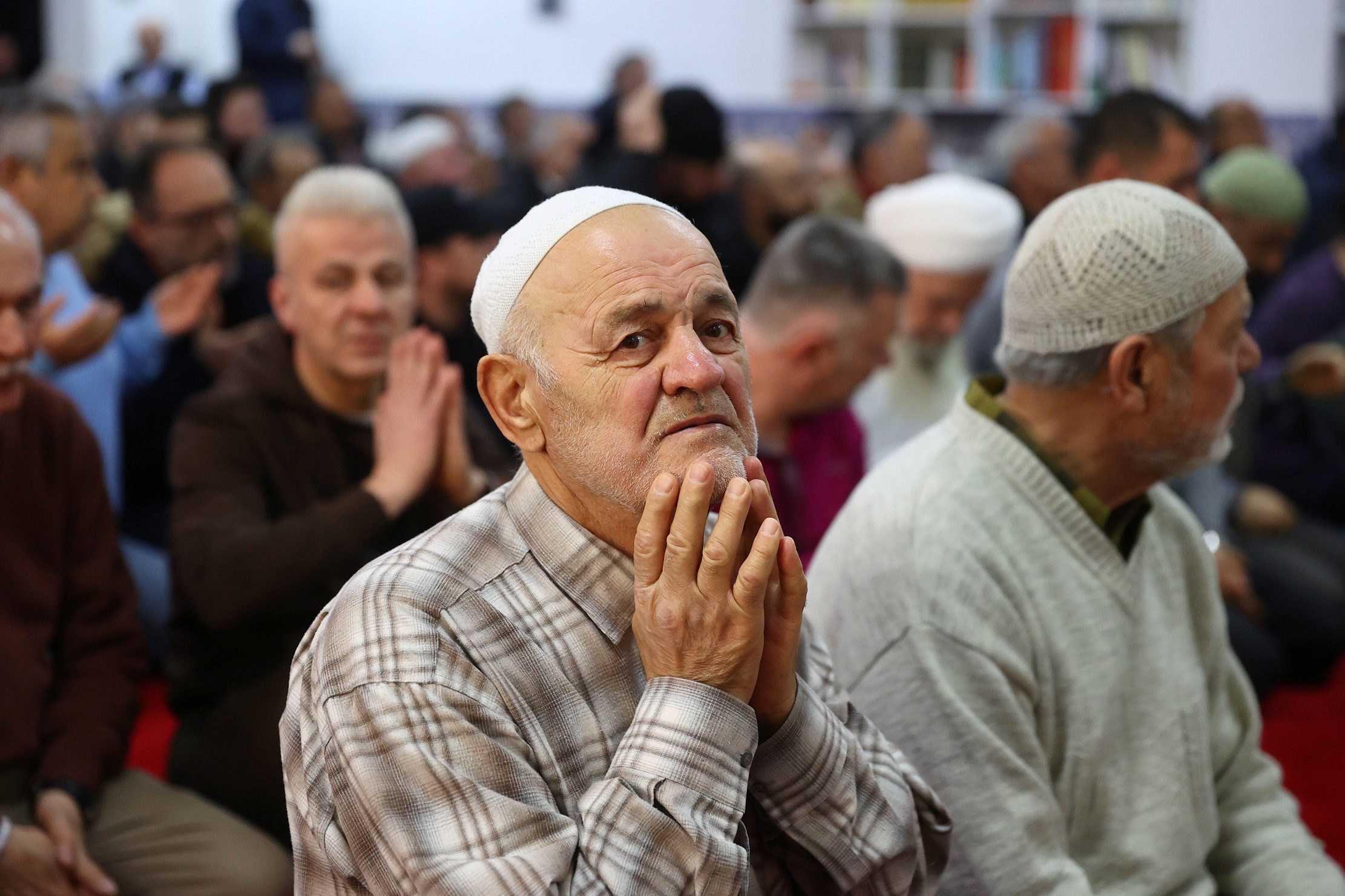 جدران روضة ومدرسة مجاورتين للمسجد خُطت عليهما عبارات عنصرية/رويترز