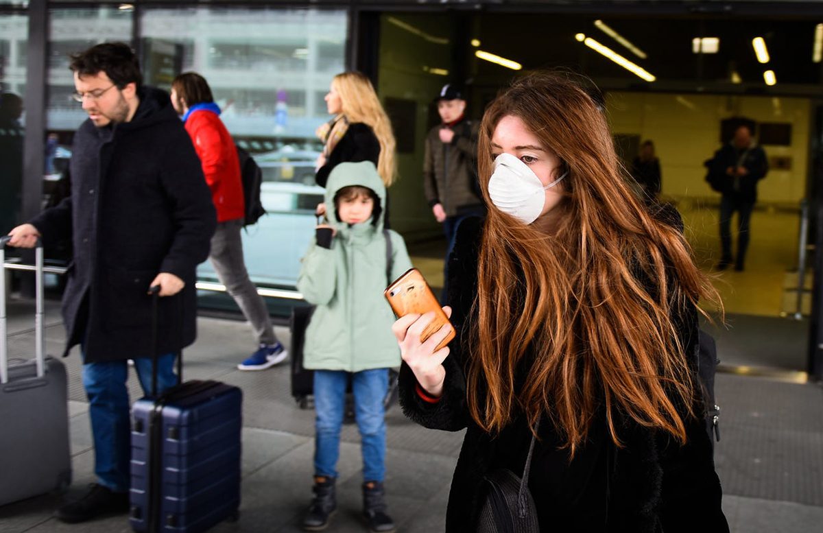 ليس الجميع يحتاج لارتداء كمامة للوقاية من كورونا.. هؤلاء فقط مَن يحتاجونها، وهذه مواصفات الكمامات الفعّالة لهم