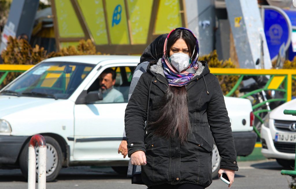 البحرين تهدد باعتقال القادمين من إيران دون الخضوع لفحص كورونا، وتحظر أي تجمعات بأنحاء المملكة