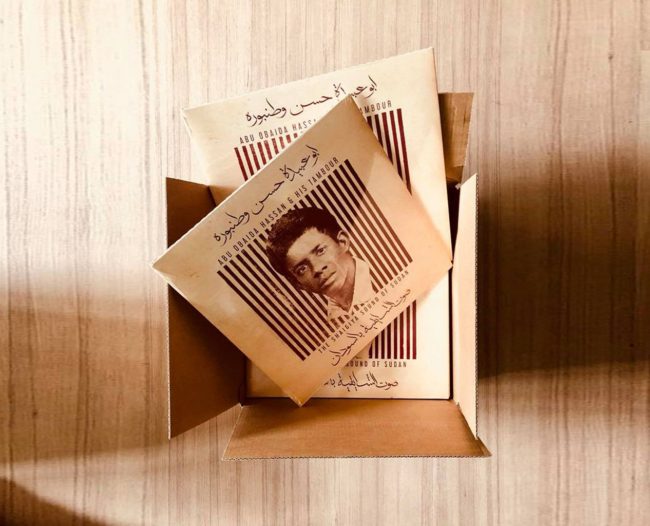 تحول من شخص مفقود أعلن وفاته قبل 20 عاماً لنجم عالمي.. فنان شعبي سوداني يتحدى الموت والديكتاتورية