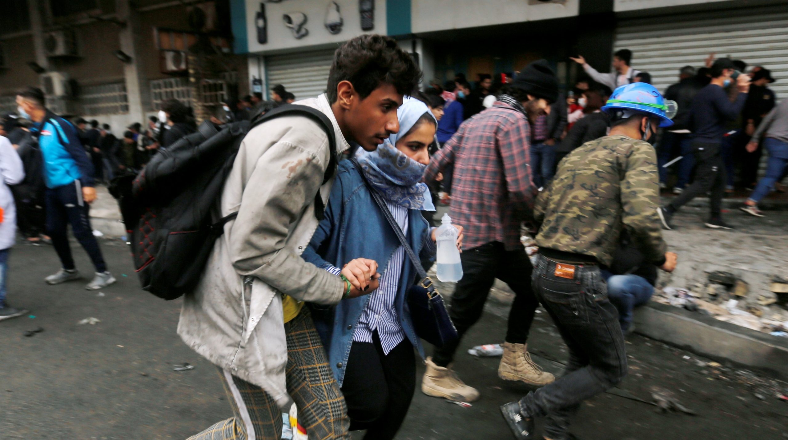 قتلى جدد في احتجاجات العراق.. الآلاف يتحدَّون  “كورونا” ويخرجون في تظاهرات رفضاً للحكومة ومطالبين بمحاكمات للفاسدين