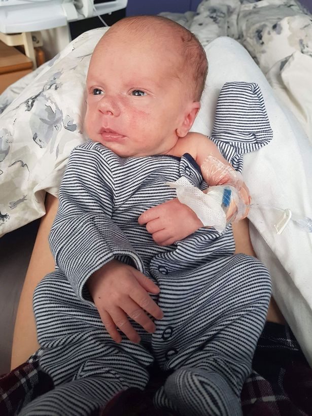 قُبلة الموت.. أمٌّ تنشر صورة طفلها بعد نجاته من الموت بأعجوبة بسبب قبلة