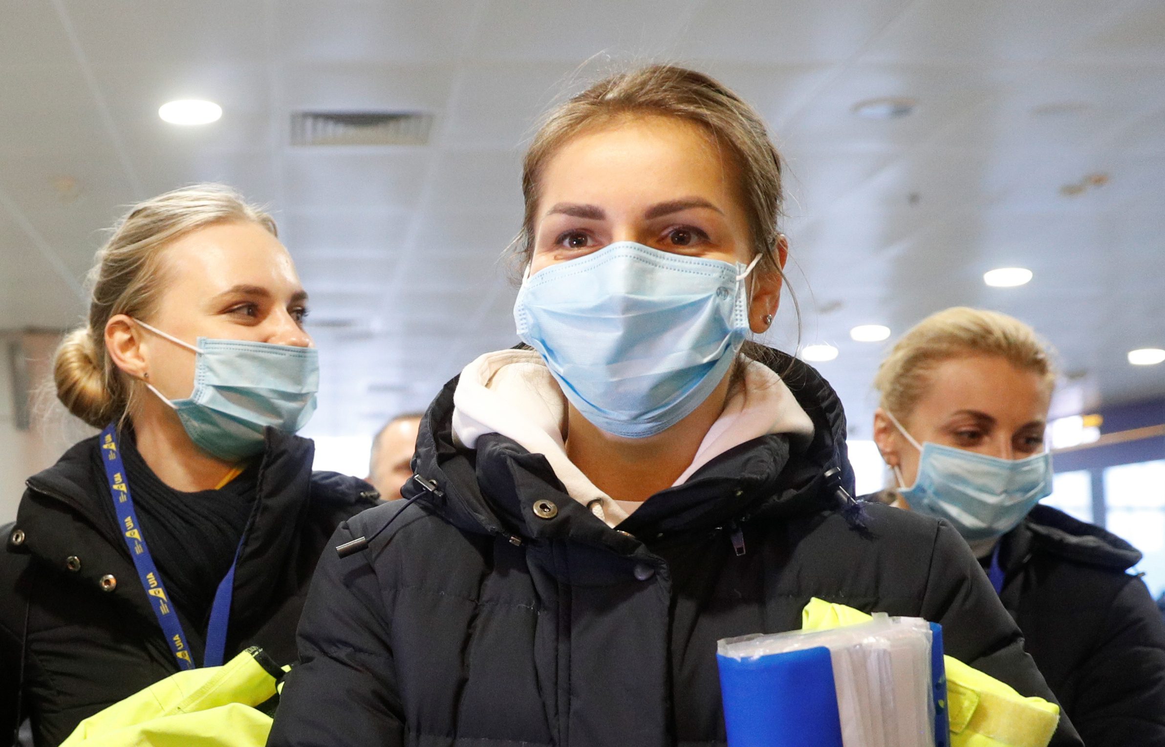 مسافرة ترتدي قناع طبي