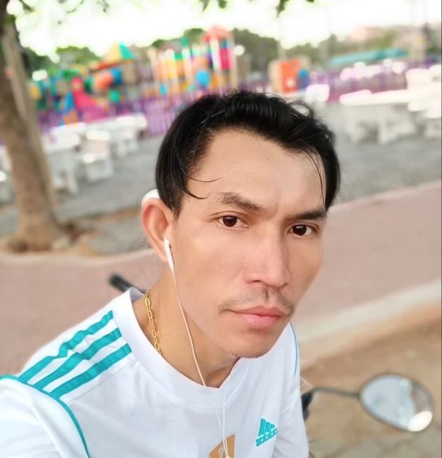 صدمة كهربائية في الأذن.. العثور على رجل متوفَّى بعد استخدامه سماعة موصولة بهاتف في الشاحن