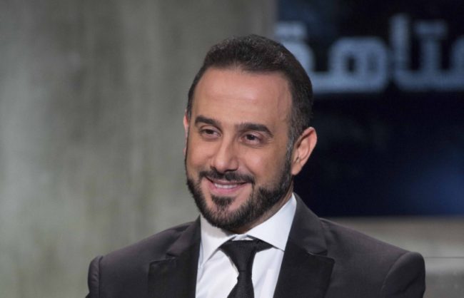 قصي خولي يفاجئ جمهوره بمظهر جديد.. فيديو من كواليس مسلسل “الوسم” يكشف وجها مختلفا للنجم السوري