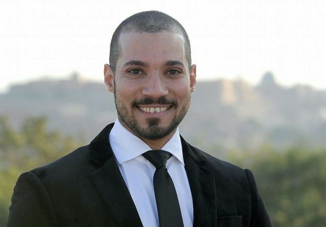 يعتبرونه المهدي المنتظر وصوتهم ضد العلمانية.. لماذا يحب الملتزمون دينياً عبدالله رشدي؟