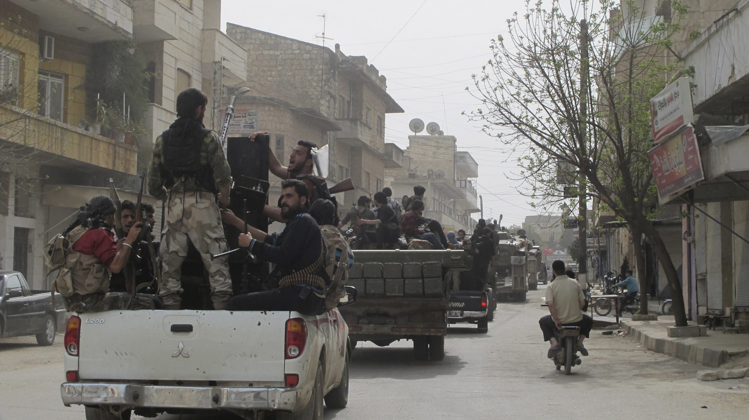 بعد فشل روسيا وتركيا بالاتفاق حول إدلب، المعارضة تسقط طائرة للأسد والأخير يسيطر على طريق دولي  ﻿