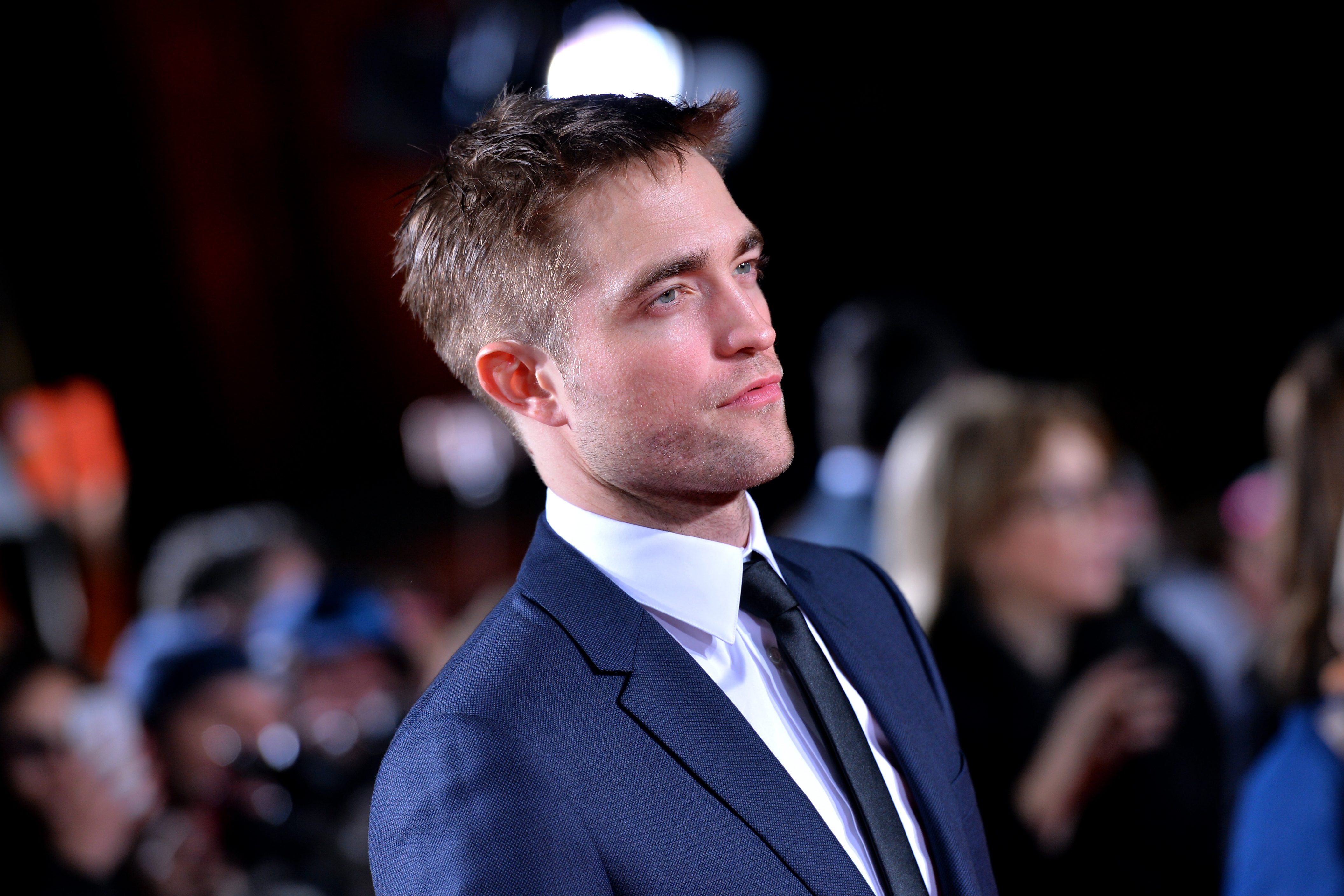 متفوقاً على براد بيت وجورج كلوني.. روبرت باتينسون أكثر الرجال وسامة في العالم