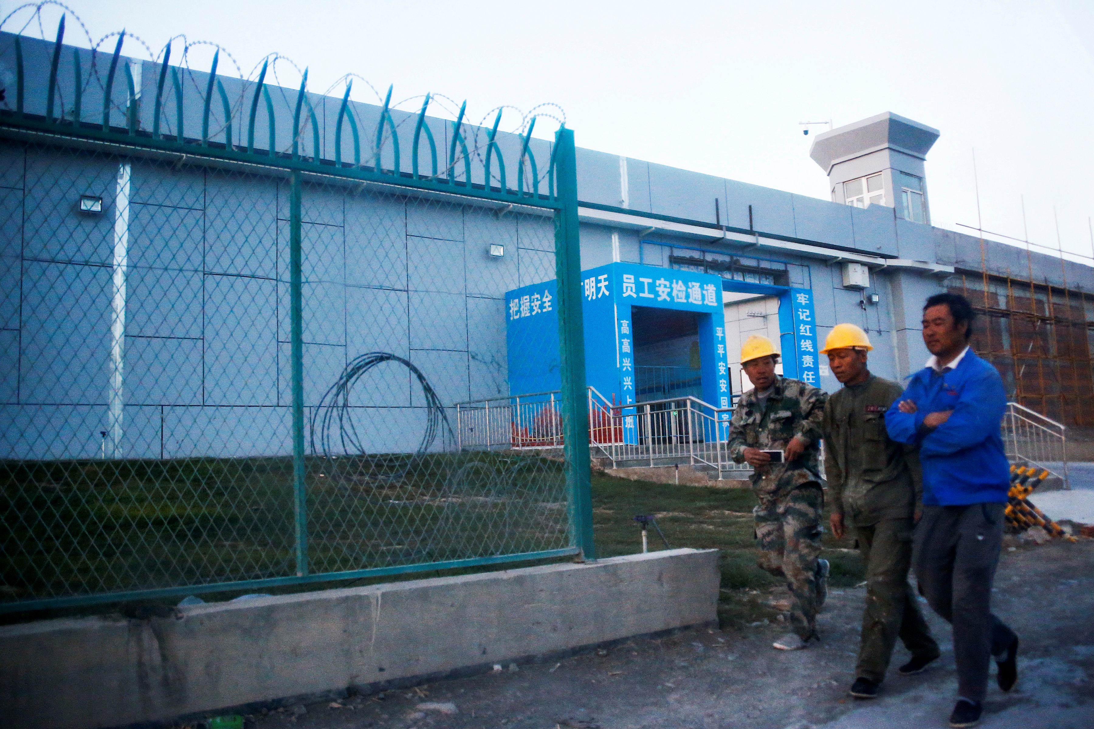 صحيفة أمريكية: الصين تعلن إغلاق معسكرات اعتقال للمسلمين وتخفف الإجراءات الأمنية عليهم.. لكنها تراقبهم