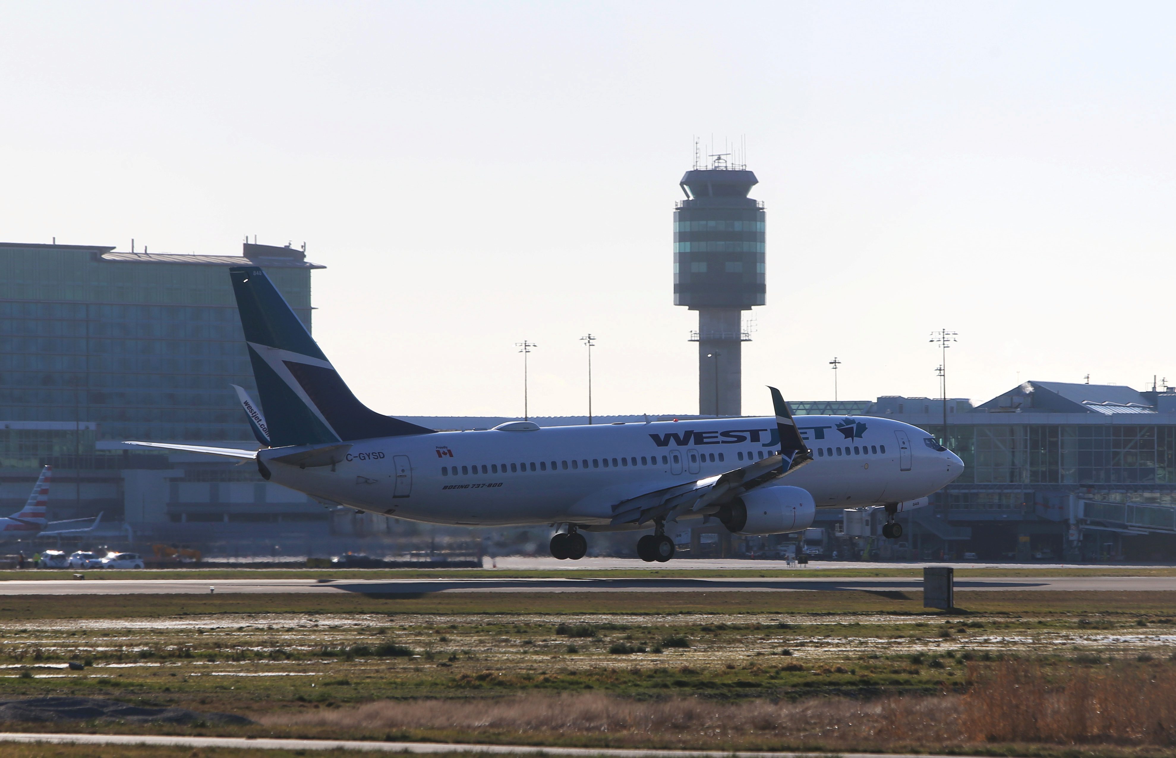 ادَّعى أنه مصاب بفيروس كورونا ليتم اعتقاله.. راكب يكذب ويُجبر طائرة كندية على العودة للمطار