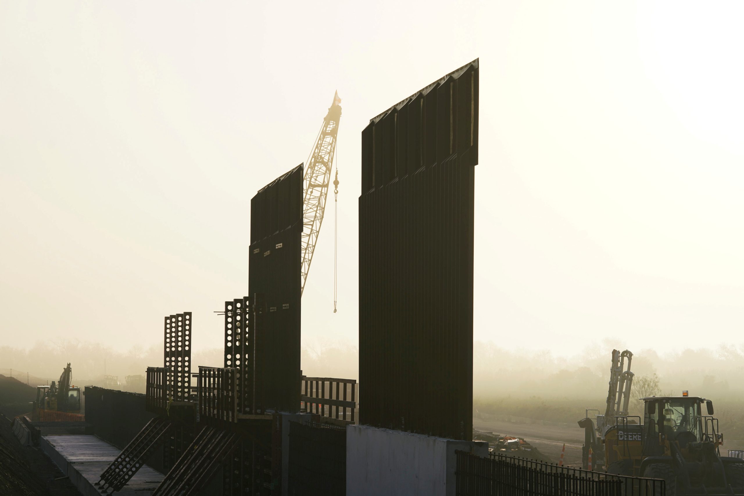 الجزء الواقع في المنطقة الحضرية من حدود مدينة إلباسو مليء بالسلالم، المصنوعة من الحديد المسلح والمطلية باللون البني نفسه الصدأ المميز للجدار