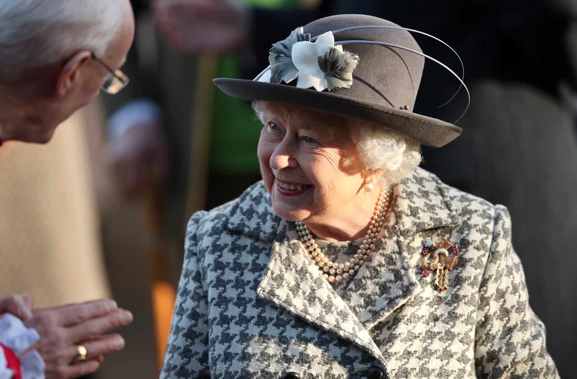 حيلة ذكية من الملكة إليزابيث إذا سئمت من الحديث مع شخص ما.. عيون حراسها على خاتمها دوماً