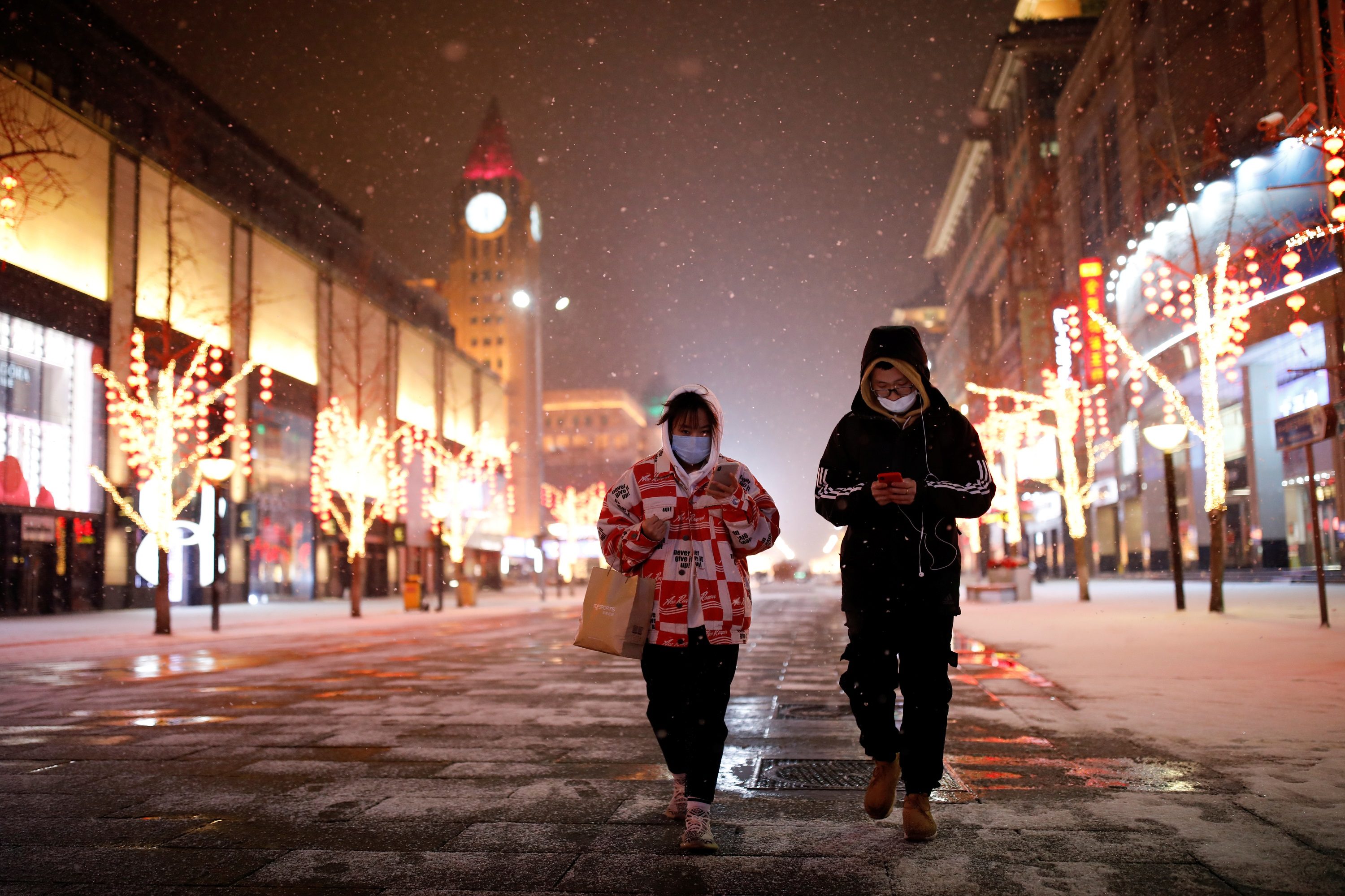 مدينة صينية تستعين بمكبرات الصوت لمنع الناس من الخروج، وتدعوهم إلى الإبلاغ عن أي قادم من بؤرة فيروس كورونا