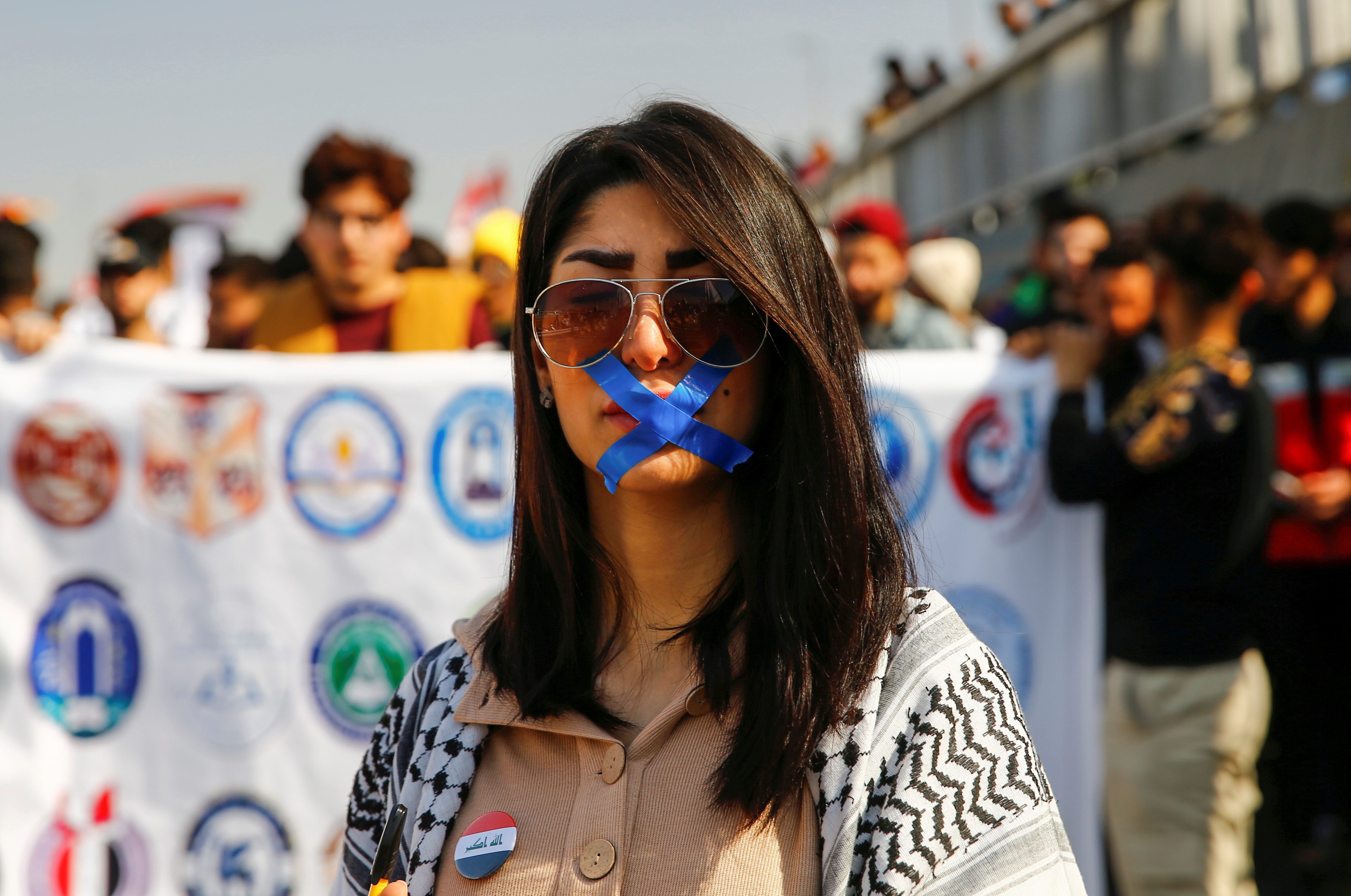 طالبة جامعية عراقية تشارك في التظاهرات/رويترز