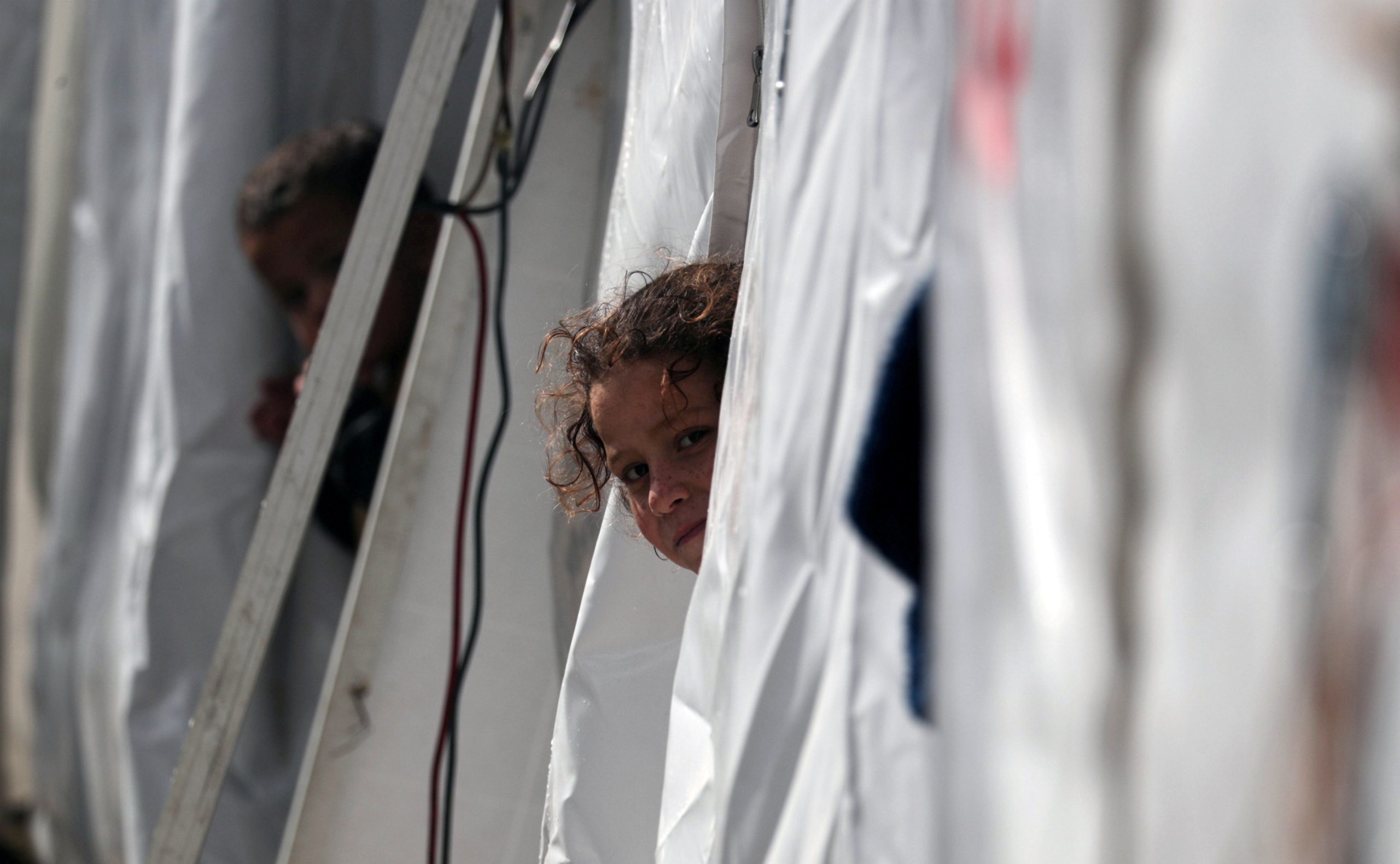 بعضهم ينام بالعراء وآخرون غمرت الثلوج خيامهم ويعيشون بلا تدفئة.. نازحون سوريون يكافحون لإيجاد مأوى