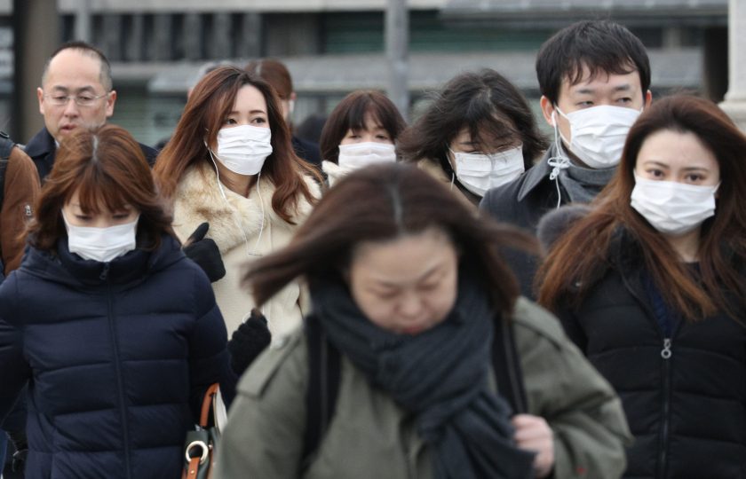 تكافح الصين لاحتواء الوباء الذي أودى بحياة أكثر من 900 شخص، الأغلبية العظمى منهم بالبر الرئيسي، وأصاب أكثر من 40 ألفاً.