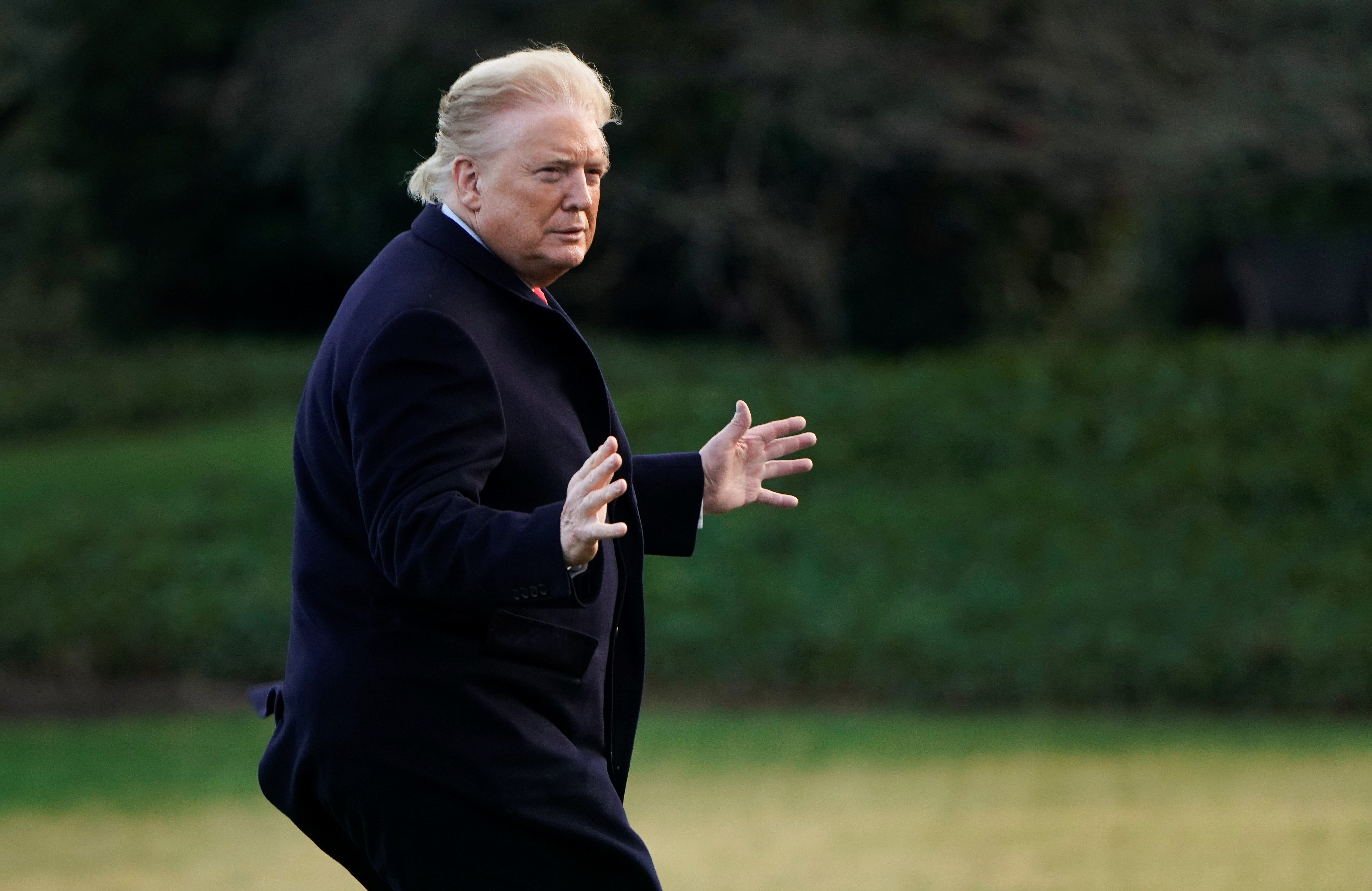 وصفوا إقالات ترامب بـ “مجزرة ليلة الجمعة”.. أمريكيون يقارنون بين ردة فعل الرئيس وفضيحة ووترغيت