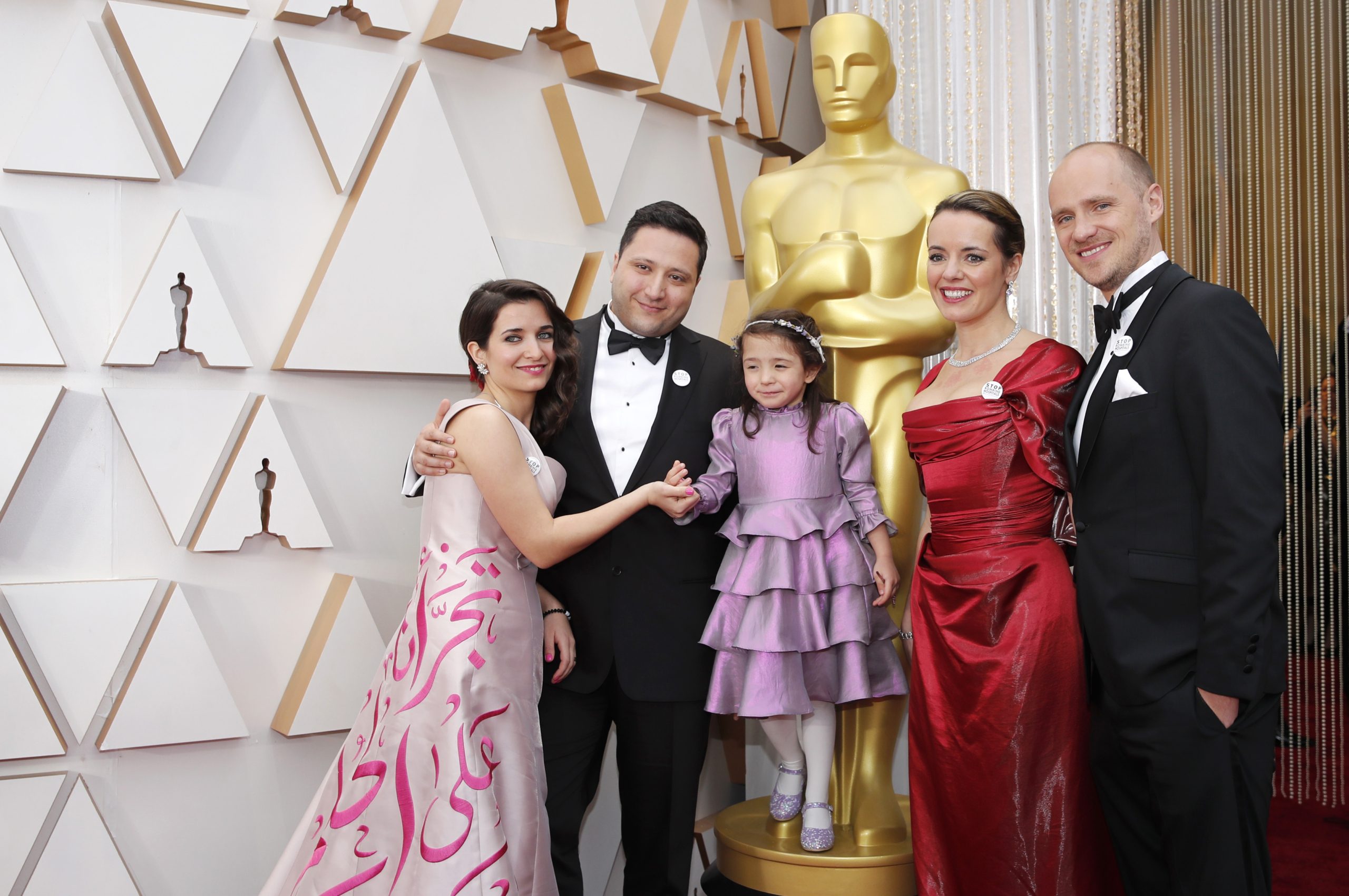 أحدها كُتب عليها بخط عربي.. نجوم العالم يستخدمون ملابسهم لتمرير مواقفهم السياسية في أوسكار 2020