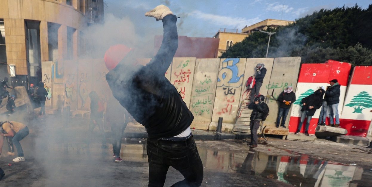 مواجهات في بيروت.. صدامات بين محتجين وقوات الأمن قبل جلسة البرلمان لمنح الثقة للحكومة