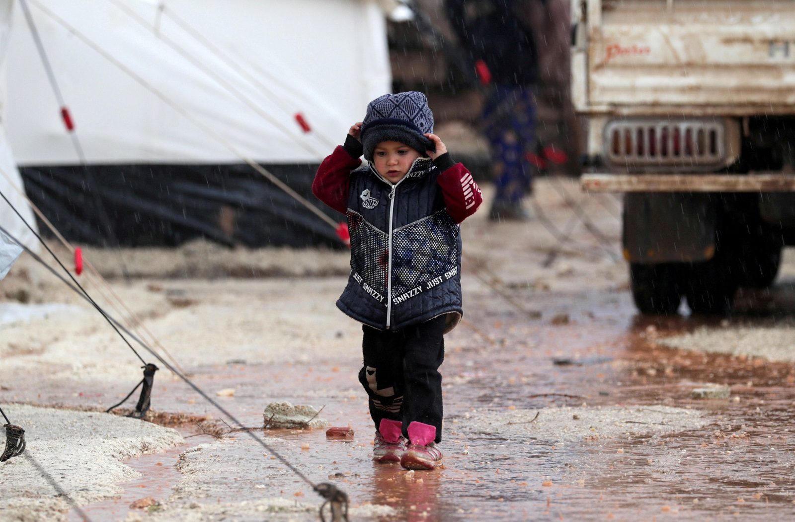 أغلبهم من الأطفال والنساء.. أكبر حركة نزوح منذ بداية الحرب في سوريا، والأمم المتحدة: الوضع يدعو للدهشة