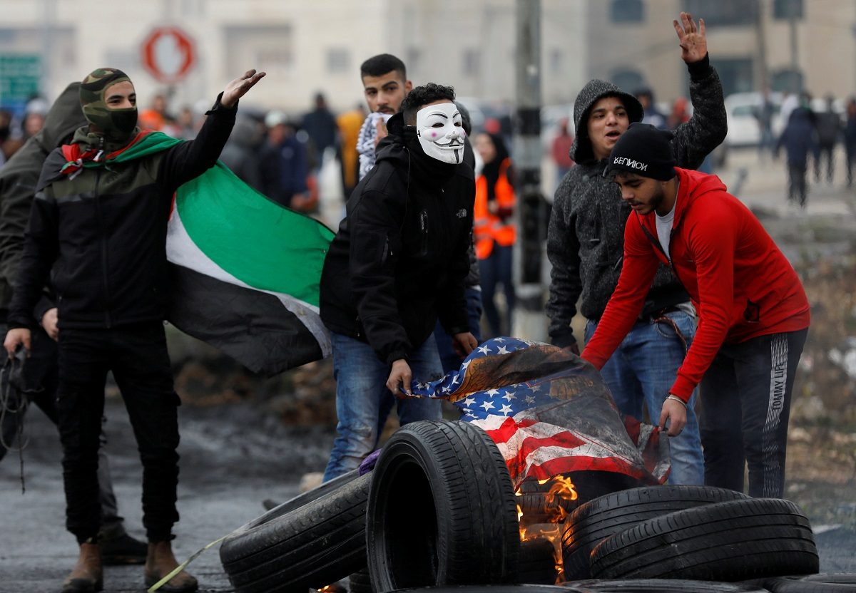 بينما تراجع تأييد حل الدولتين.. ثلثا الفلسطينيين يؤيدون اللجوء للعمل المسلح رداً على “صفقة القرن”