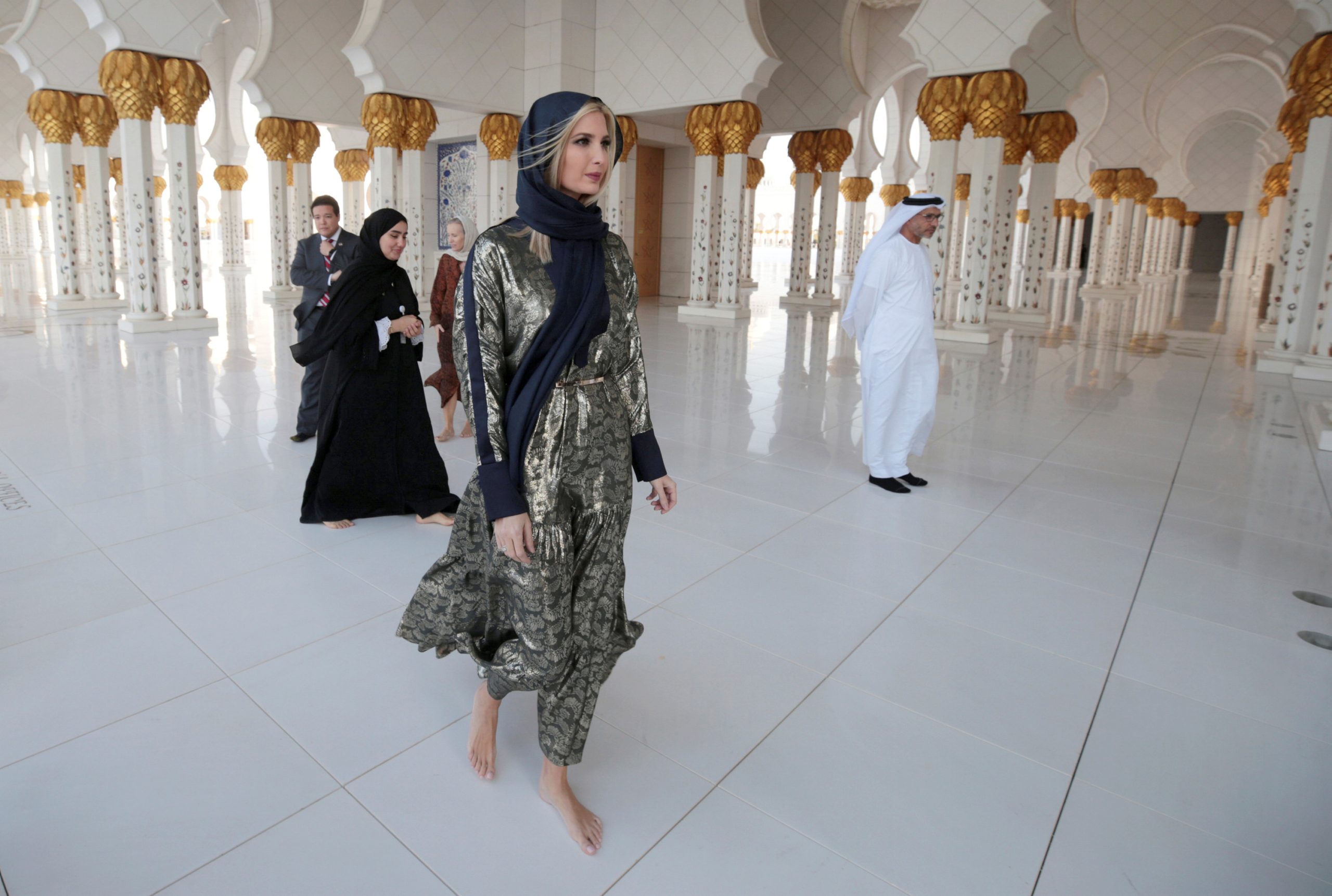 ارتدت حجاباً وثوباً فضفاضاً من الحرير اللامع.. إيفانكا ترامب في مسجد الشيخ زايد بأبوظبي (فيديو)