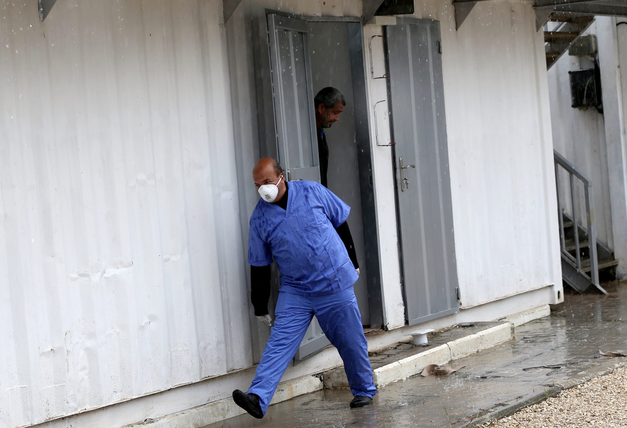 بعد إصابة 14 بريطانياً بالفيروس.. تعليمات صحية للمواطنين بعزل أنفسهم في المنازل حال استمرار كورونا في الانتشار