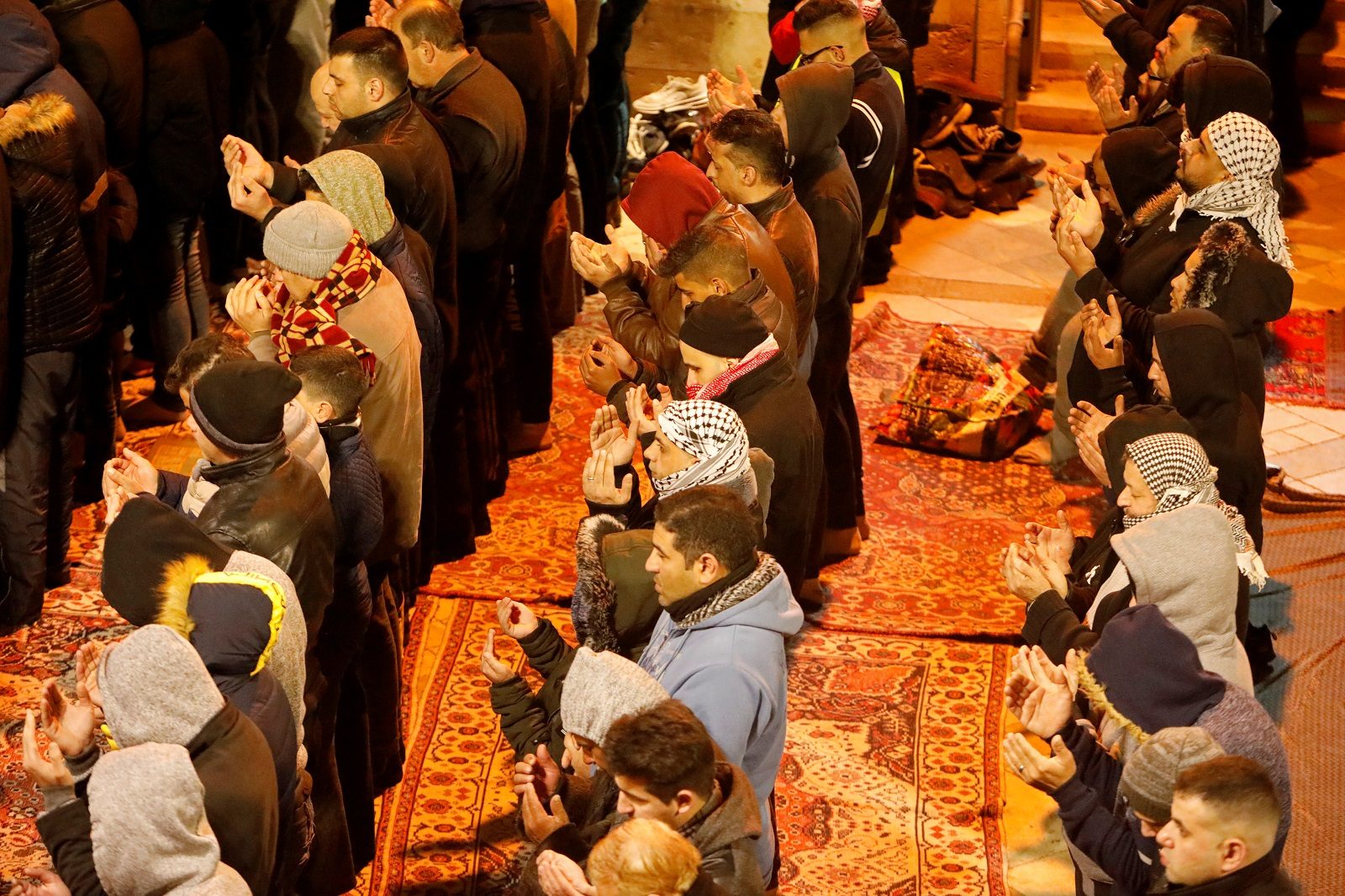 طريقة فلسطينية جديدة للاحتجاج.. أداء صلاة الفجر جماعة وبأعداد غير مسبوقة (صور)