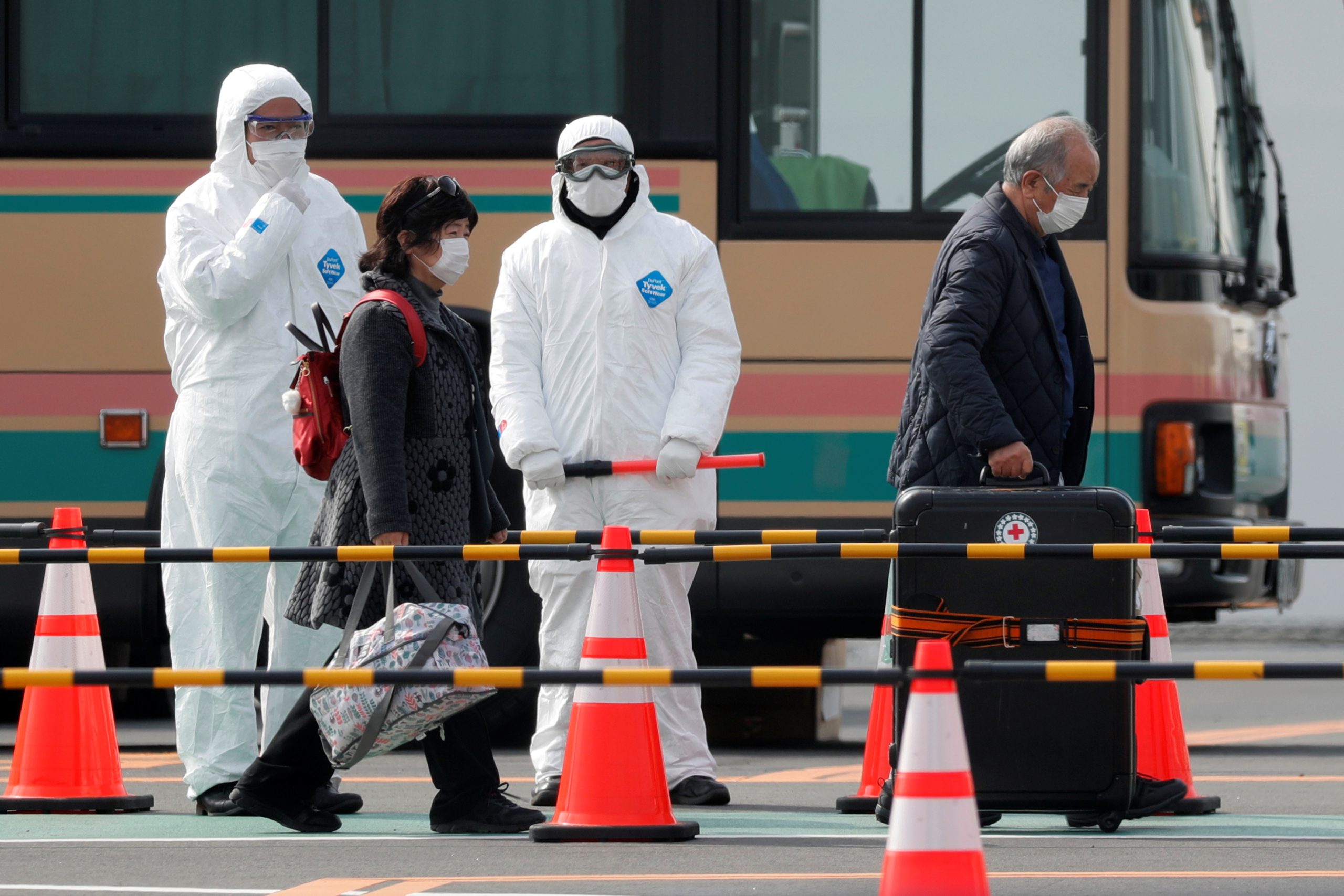 كندا وبريطانيا تبدآن في إجلاء مواطنيهما الذين احتُجزوا في السفينة اليابانية.. لكن سيتم إجلاء الأصحاء فقط، ووضعهم في حجر صحي جديد